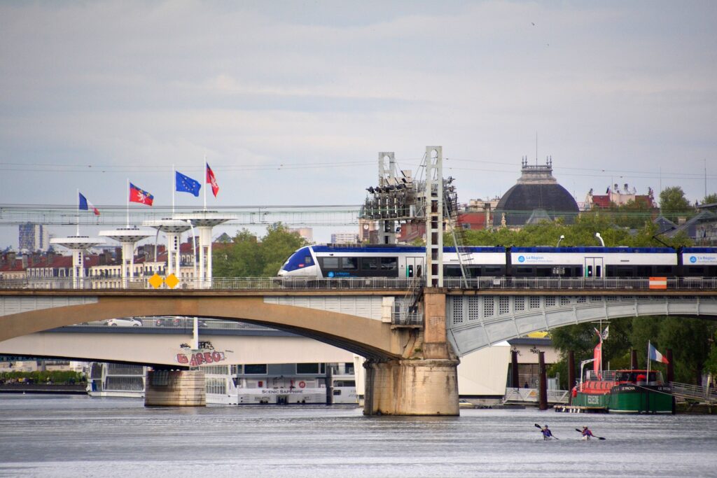 Eisenbahnbrücke über die Saone