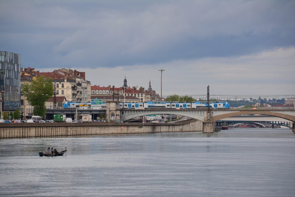 Eisenbahnbrücke über die Saone